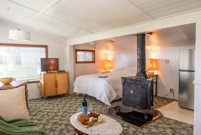 Mendocino Cottages - Quail Cottage fireplace and bed
