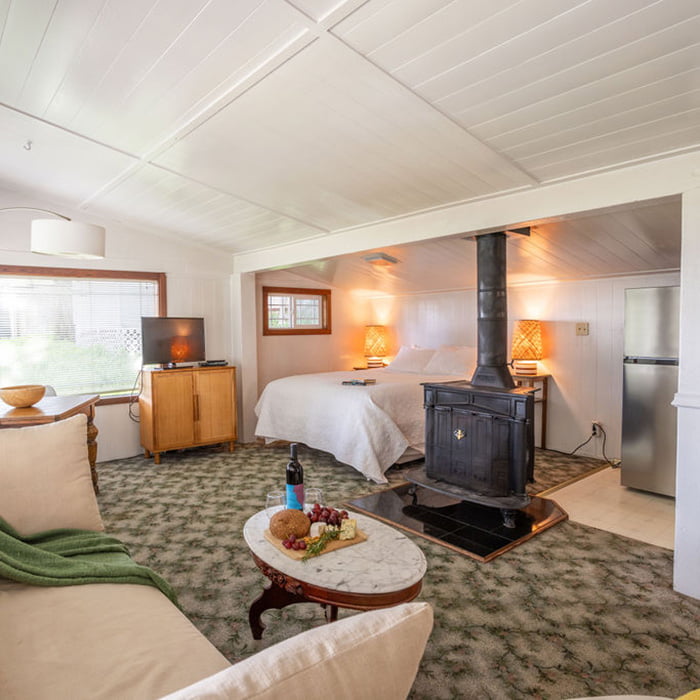 Mendocino Cottages - Quail Cottage fireplace and bed