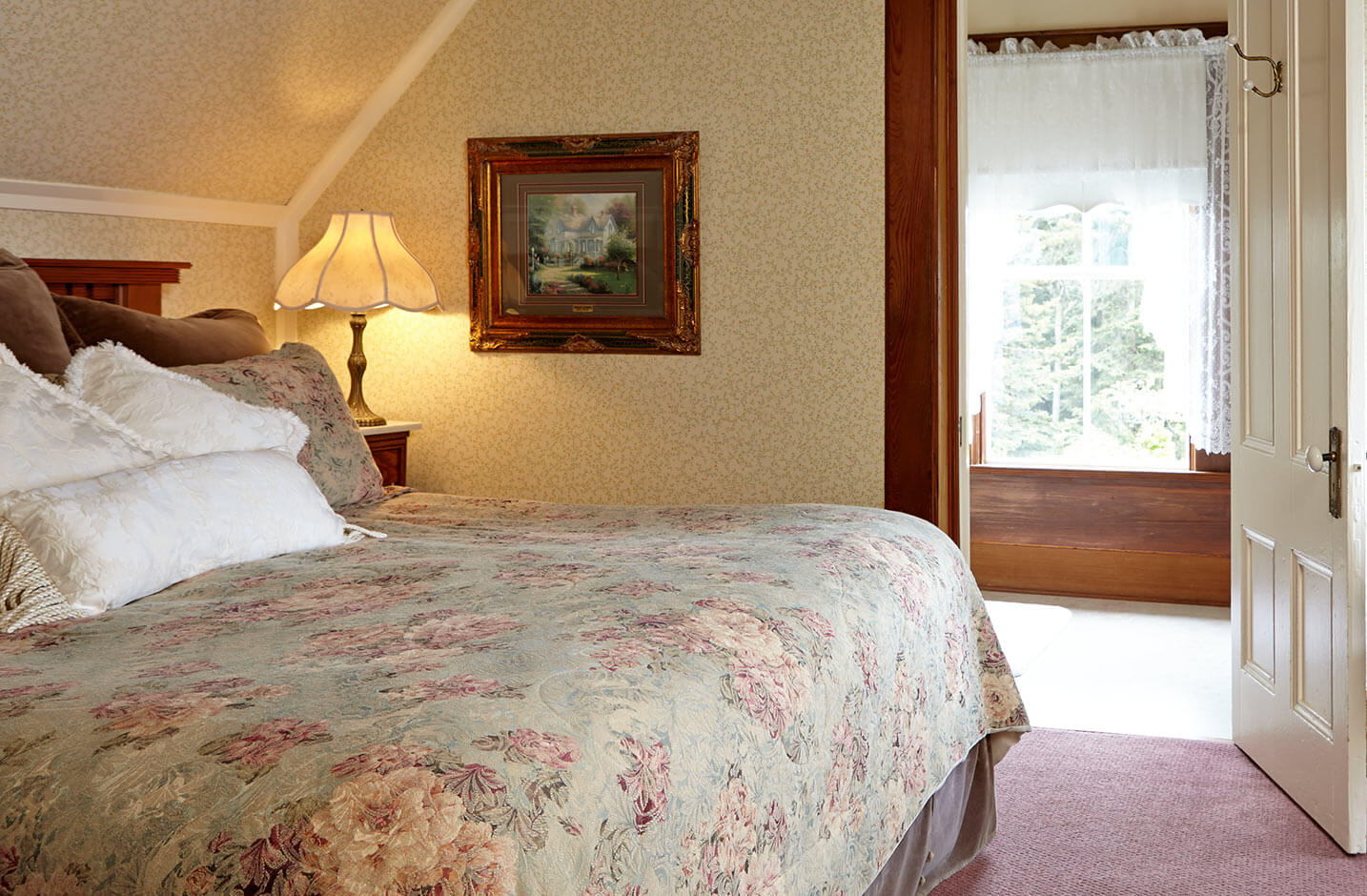Mendocino Places to Stay - Dennen Suite bed