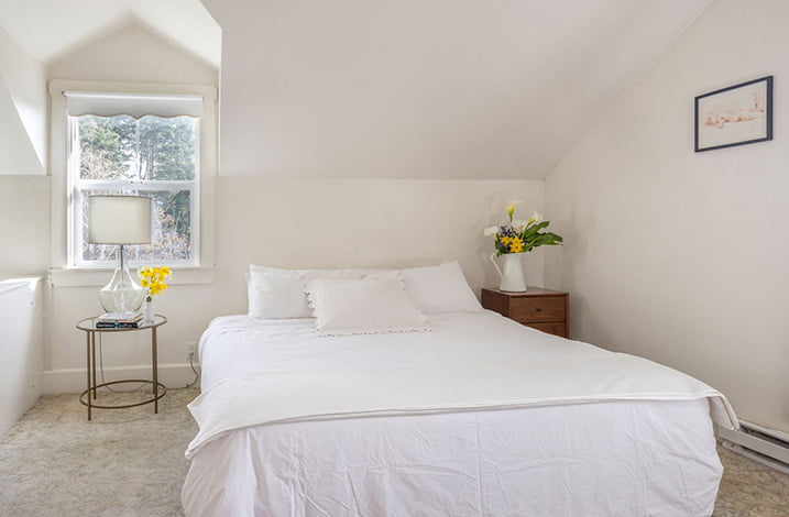 Mendocino County Lodging - Sunrise Suite bed