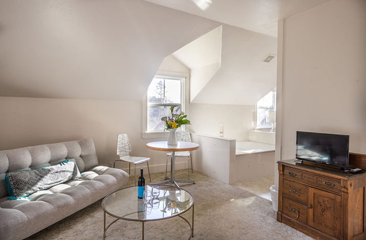 Mendocino County Lodging - Sunrise Suite sitting area and bath