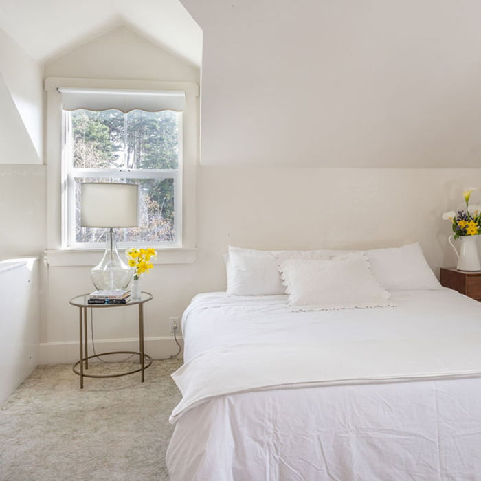Mendocino County Lodging - Sunrise Suite bed