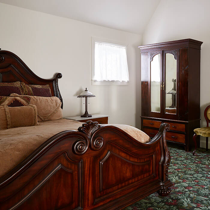 Mendocino Coast B&B - Victorian Suite bed