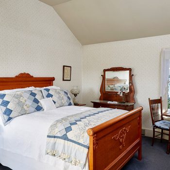 Places to Stay in Mendocino - Daisy's Room