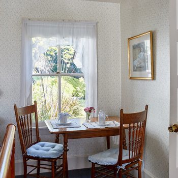 Places to Stay in Mendocino - Daisy's Room table